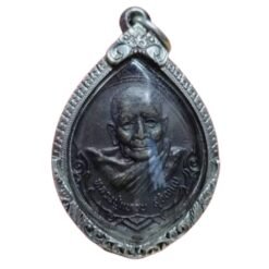 รุ่นถิ่นกำเนิด ปี 2520 หลวงปู่แหวน สุจิณฺโณ วัดดอยแม่ปั๋ง อ.พร้าว จ.เชียงใหม่ เลี่ยมเงินอย่างดีพร้อมใช้